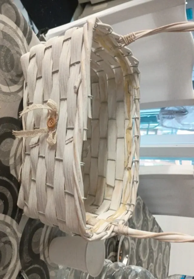 Cesto decorativo in vimini e legno