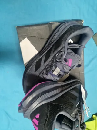 Zapatillas Adidas grises y rosas