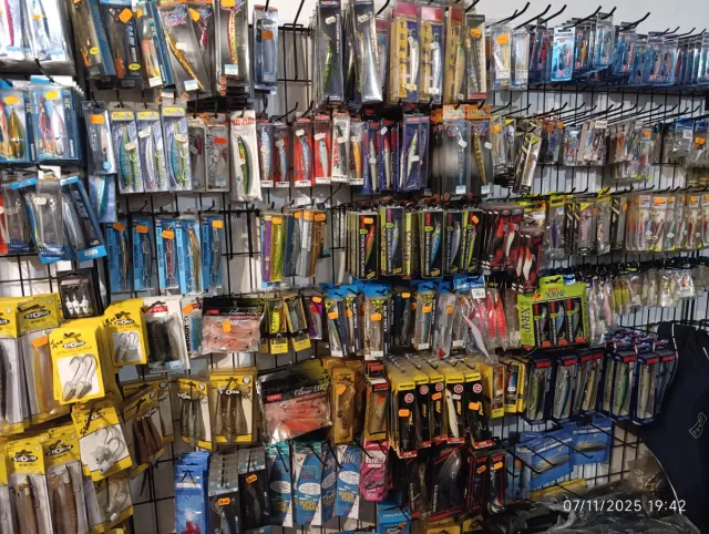 Señuelos de pesca variados