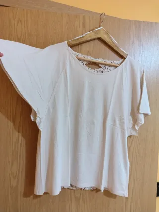Camiseta Cortefiel beige con encaje