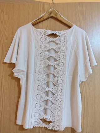 Camiseta Cortefiel beige con encaje