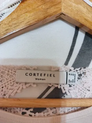 Camiseta Cortefiel beige con encaje
