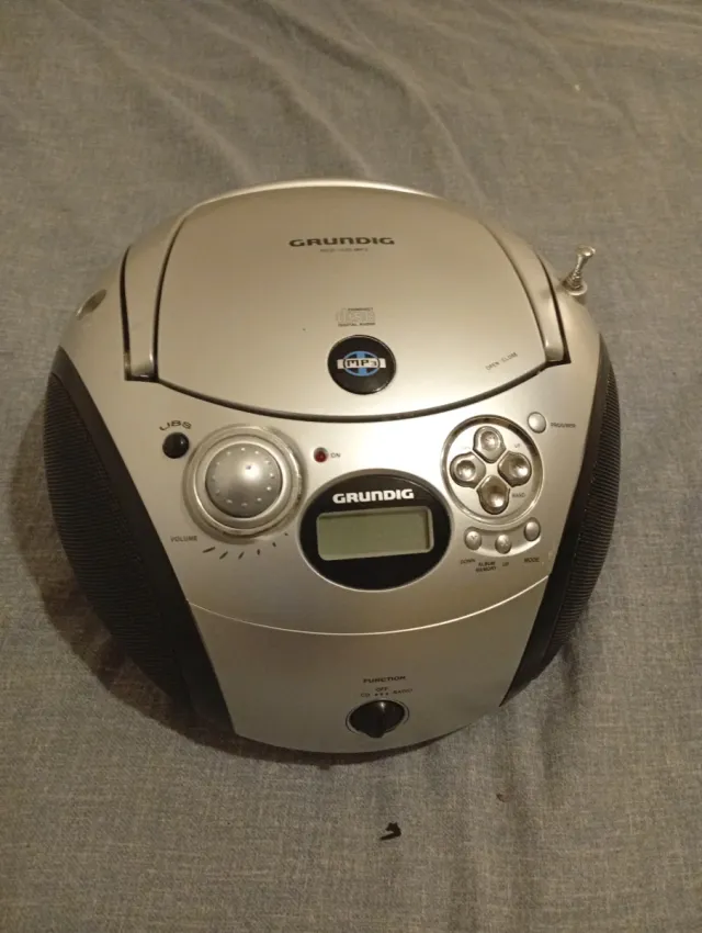 Radio CD Grundig Plata y Negro MP3.