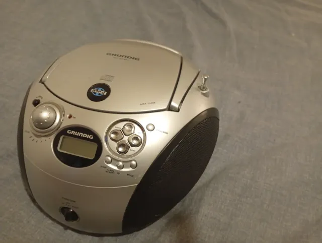 Radio CD Grundig Plata y Negro MP3.