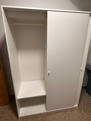 Guardaroba bianco con porte scorrevoli