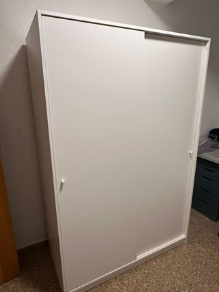 Guardaroba bianco con porte scorrevoli