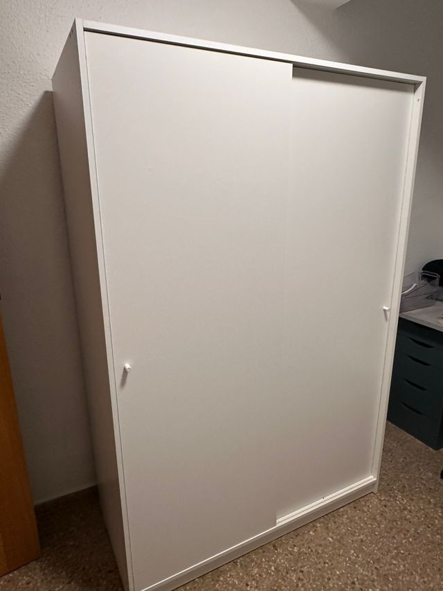 Armario blanco con puertas correderas