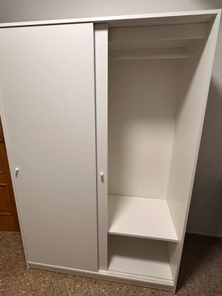 Guardaroba bianco con porte scorrevoli