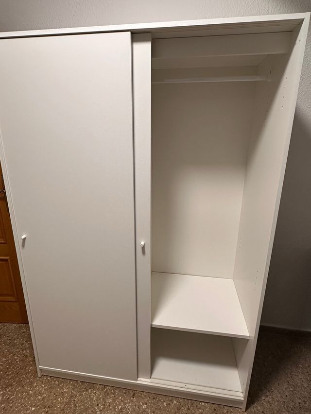 Armario blanco con puertas correderas