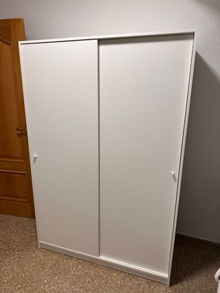 Guardaroba bianco con porte scorrevoli