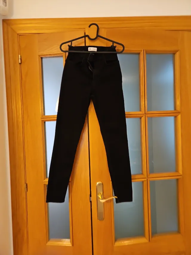 Pantalón vaquero pitillo Zara negro T.36