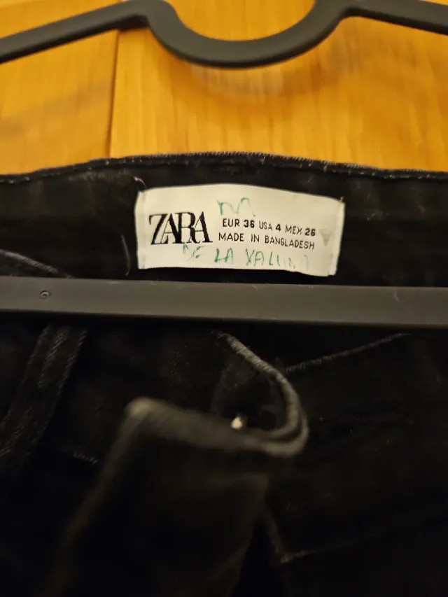 Pantalón vaquero pitillo Zara negro T.36