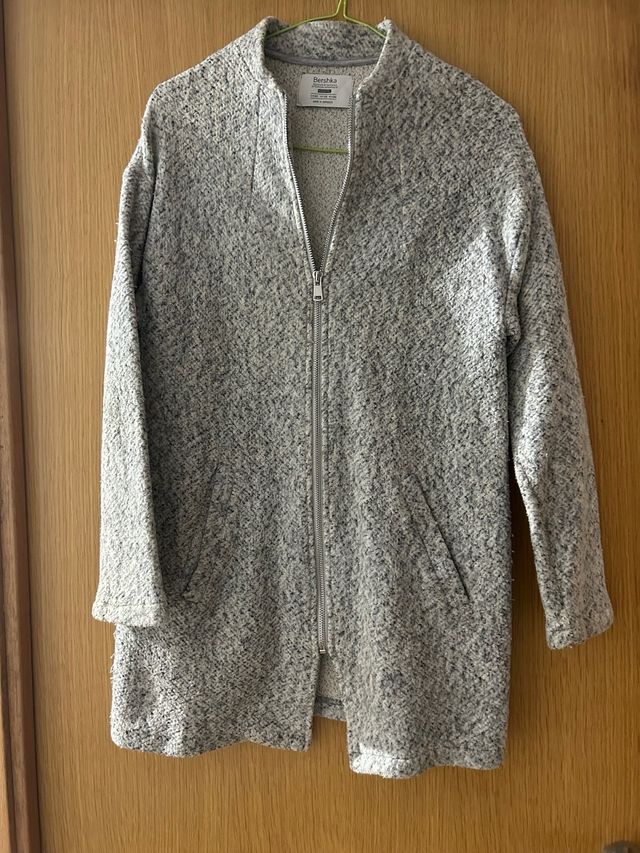 Abrigo Bershka gris talla XS