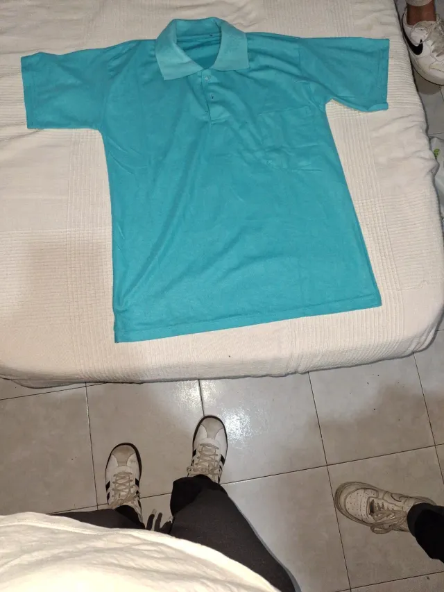 Polo azul claro con bolsillo