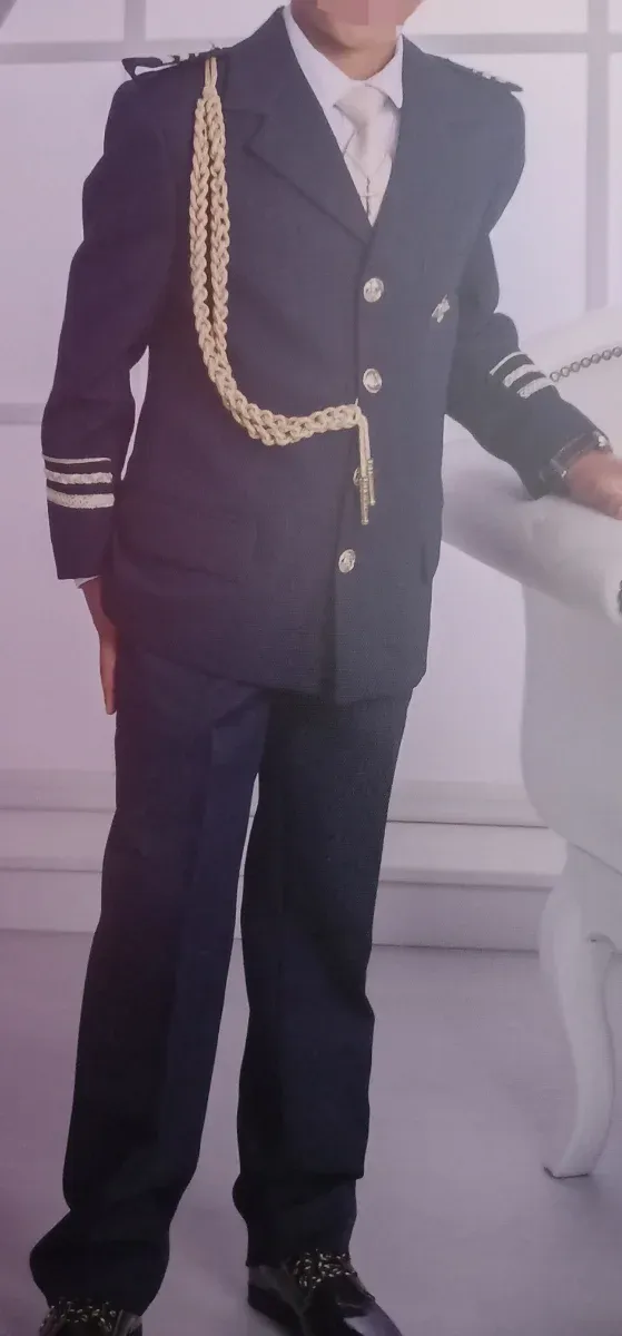 Traje de comunión azul marino y dorado