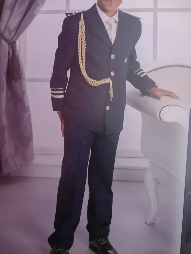 Traje de comunión azul marino y dorado