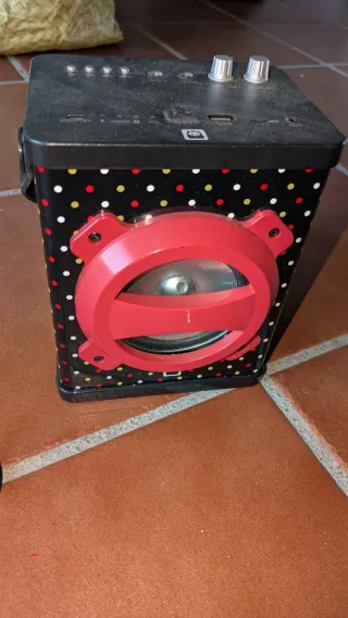 Altavoz infantil con puntos de colores