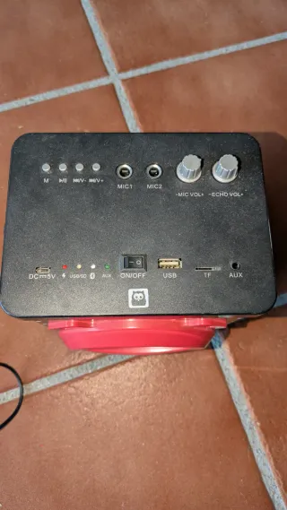 Altavoz infantil con puntos de colores