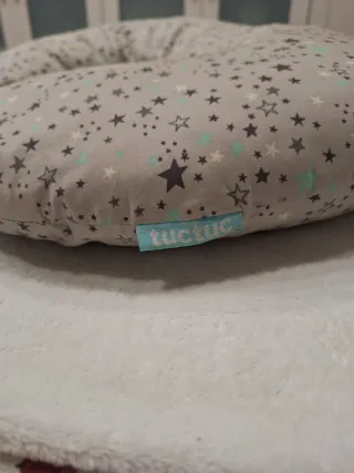 Cojín de lactancia estrellas. Marca TucTuc