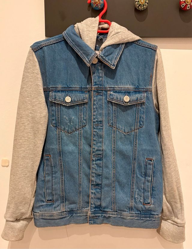 Cazadora vaquera con capucha gris