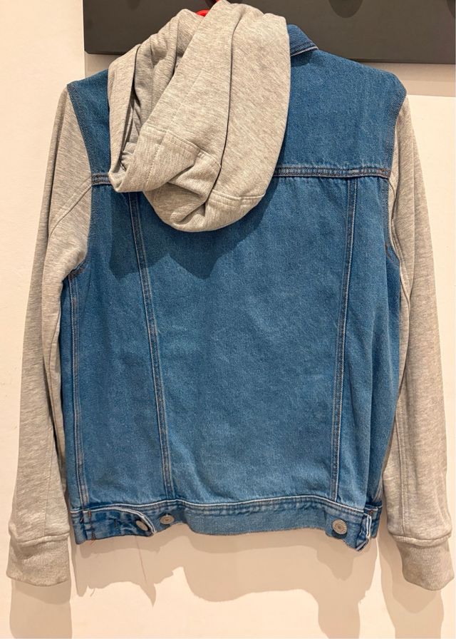 Cazadora vaquera con capucha gris