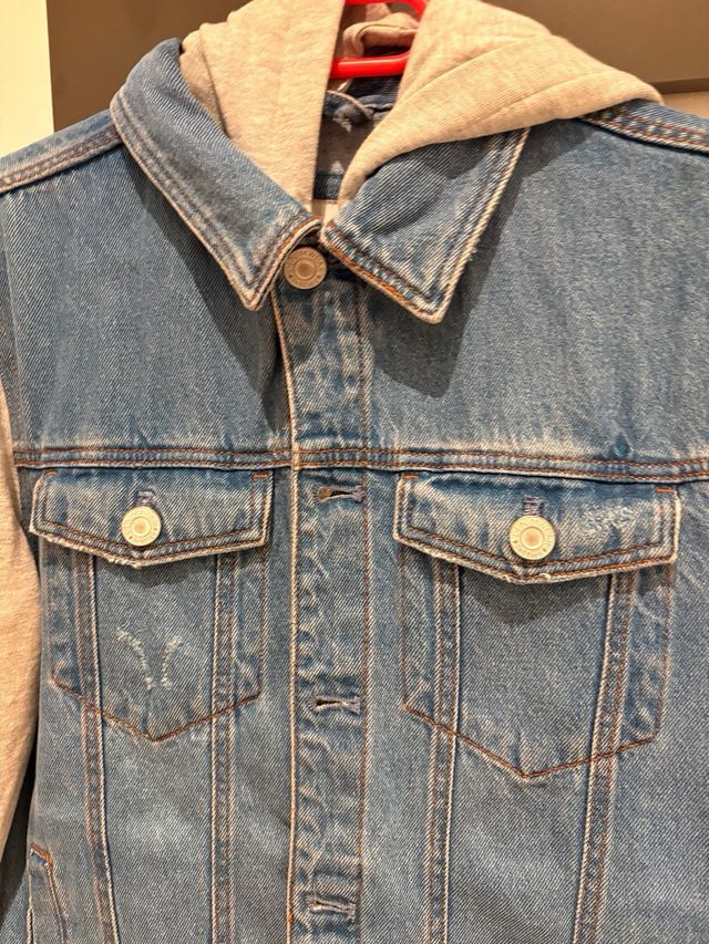 Cazadora vaquera con capucha gris