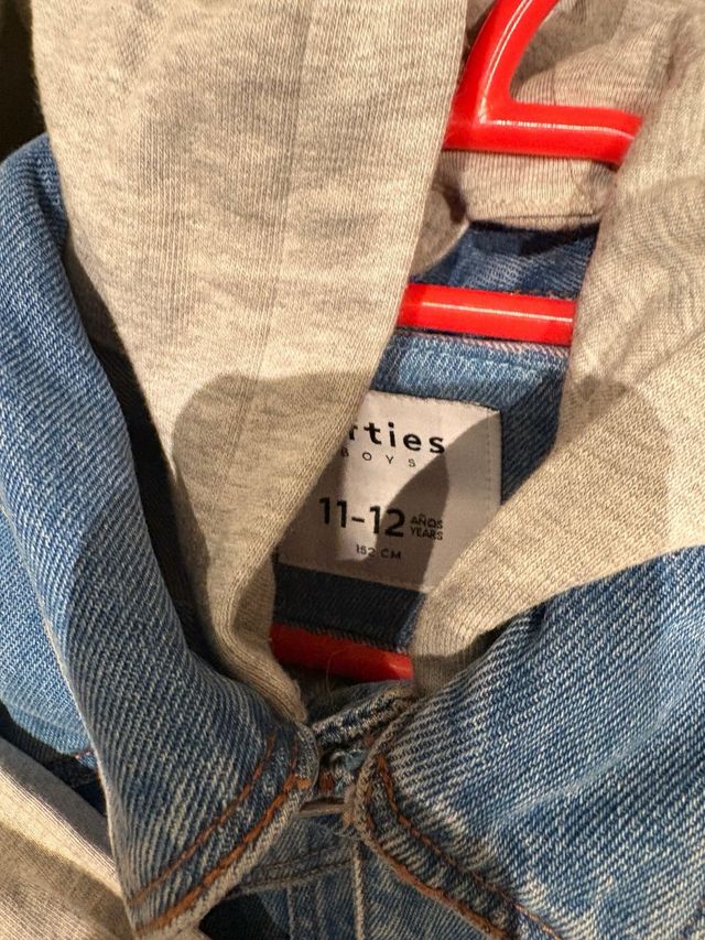 Cazadora vaquera con capucha gris