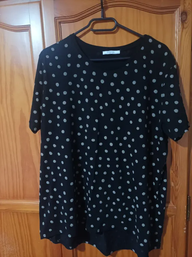 Camiseta Zara lunares negra talla XL