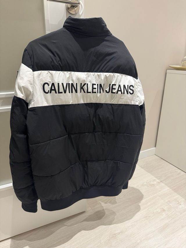 Abrigo Calvin Klein Negro y Blanco