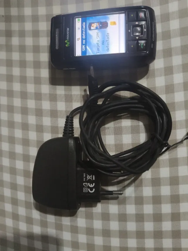 Teléfono Móvil Grundig con Cargador