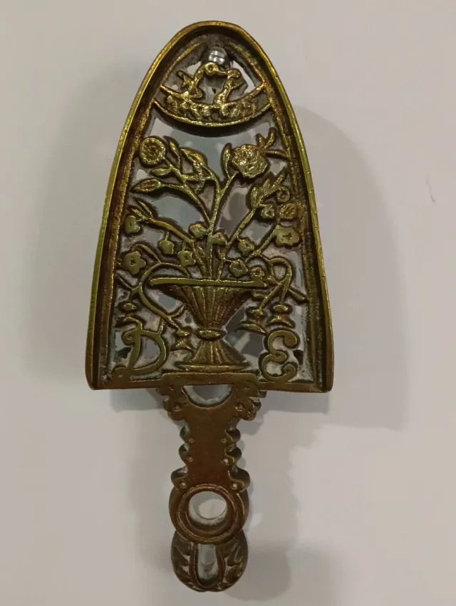 Planchero de metal decorativo