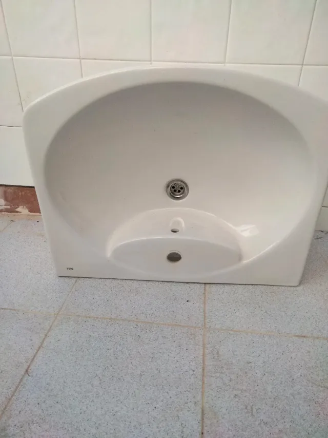 Lavabo de porcelana blanco con pie colgante