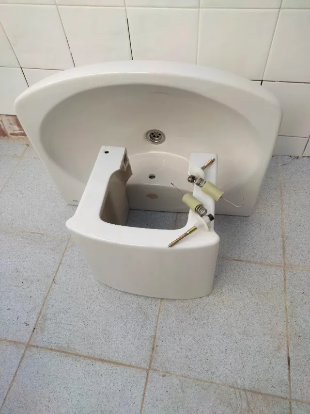 Lavabo de porcelana blanco con pie colgante