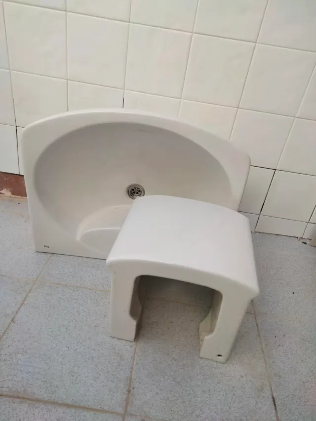 Lavabo de porcelana blanco con pie colgante