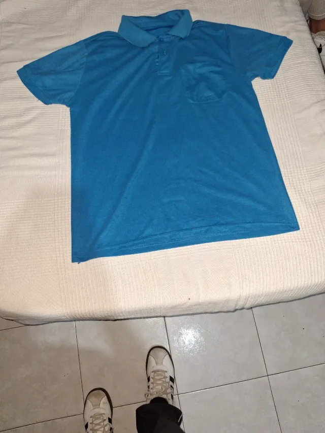 Polo azul con bolsillo