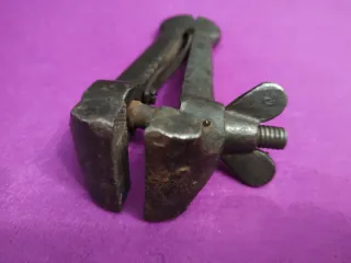 Antigua herramienta de banco