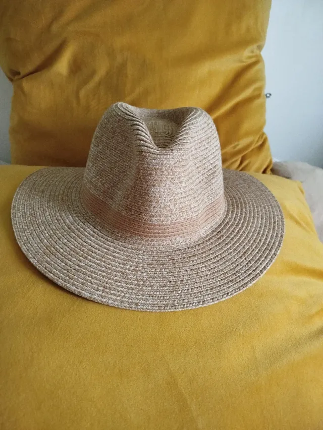 Sombrero de paja beige y marrón