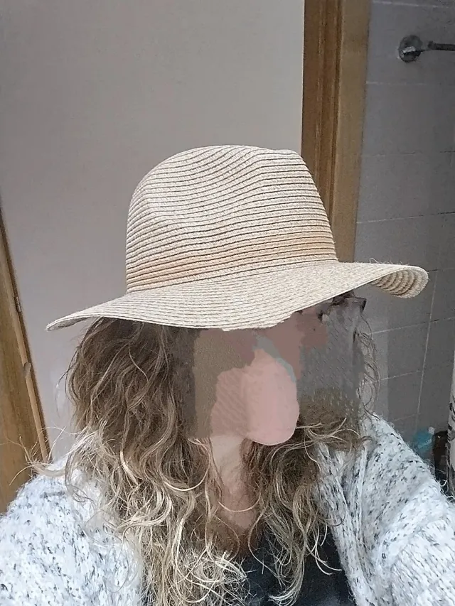Sombrero de paja beige y marrón