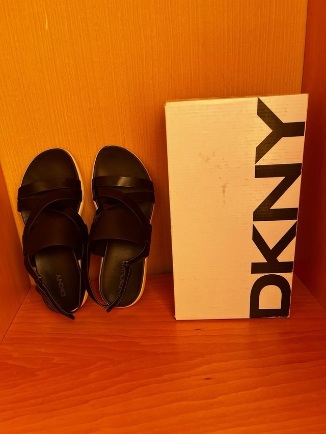Sandalias negras DKNY