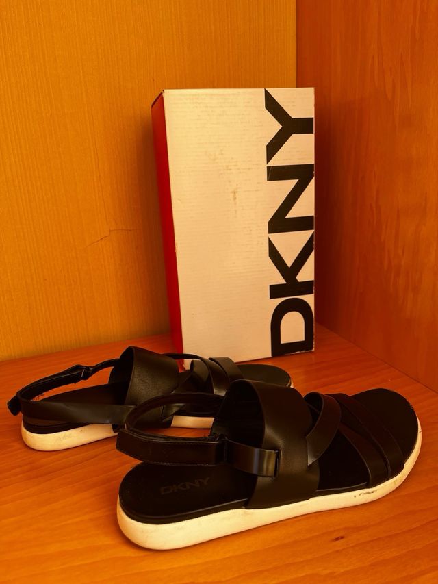 Sandalias negras DKNY