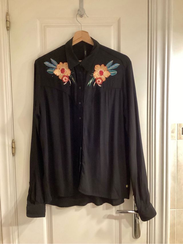 Camisa Negra Pepe Jeans Bordada Flores