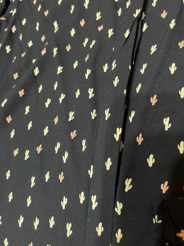 Camisa azul marino con cactus pequeños