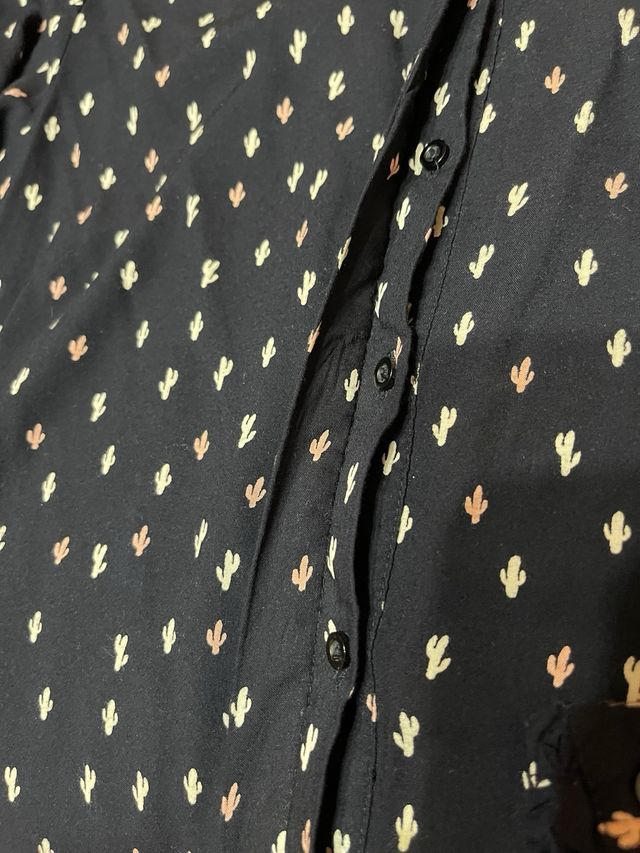 Camisa azul marino con cactus pequeños