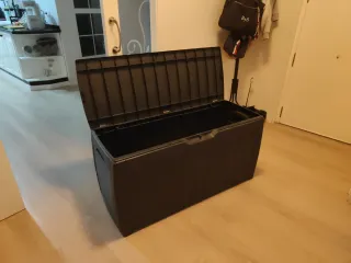 Baúl de resina negro