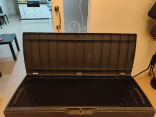 Baúl de resina negro