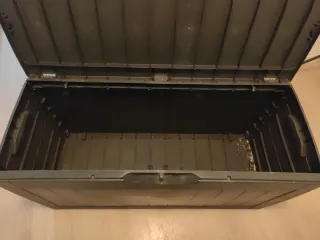 Baúl de resina negro