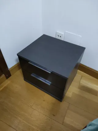 Cabecero 1,60 m y mesillas de noche.