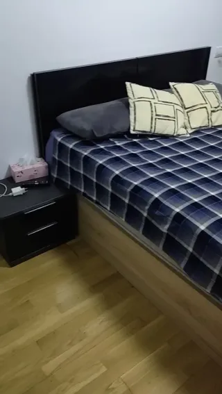 Cabecero 1,60 m y mesillas de noche.