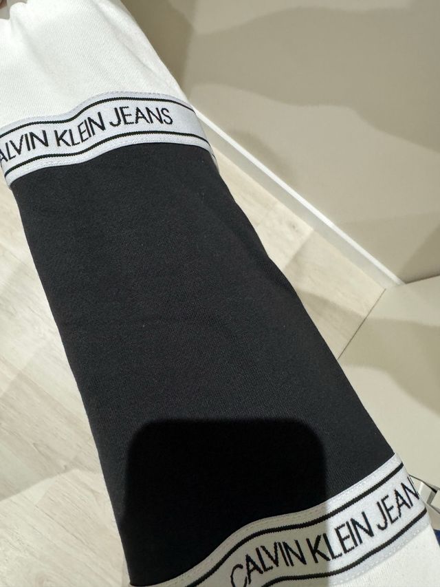 Sudadera Calvin Klein Blanca y Negra