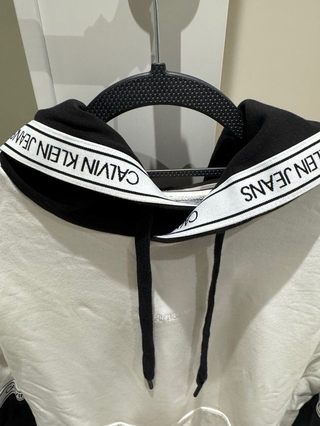 Sudadera Calvin Klein Blanca y Negra